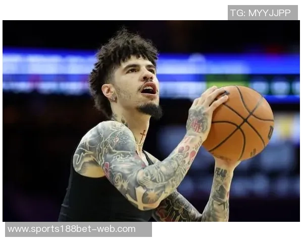 鲍尔半场状态低迷三分球三投零中仅得四分三篮板五助攻一抢断